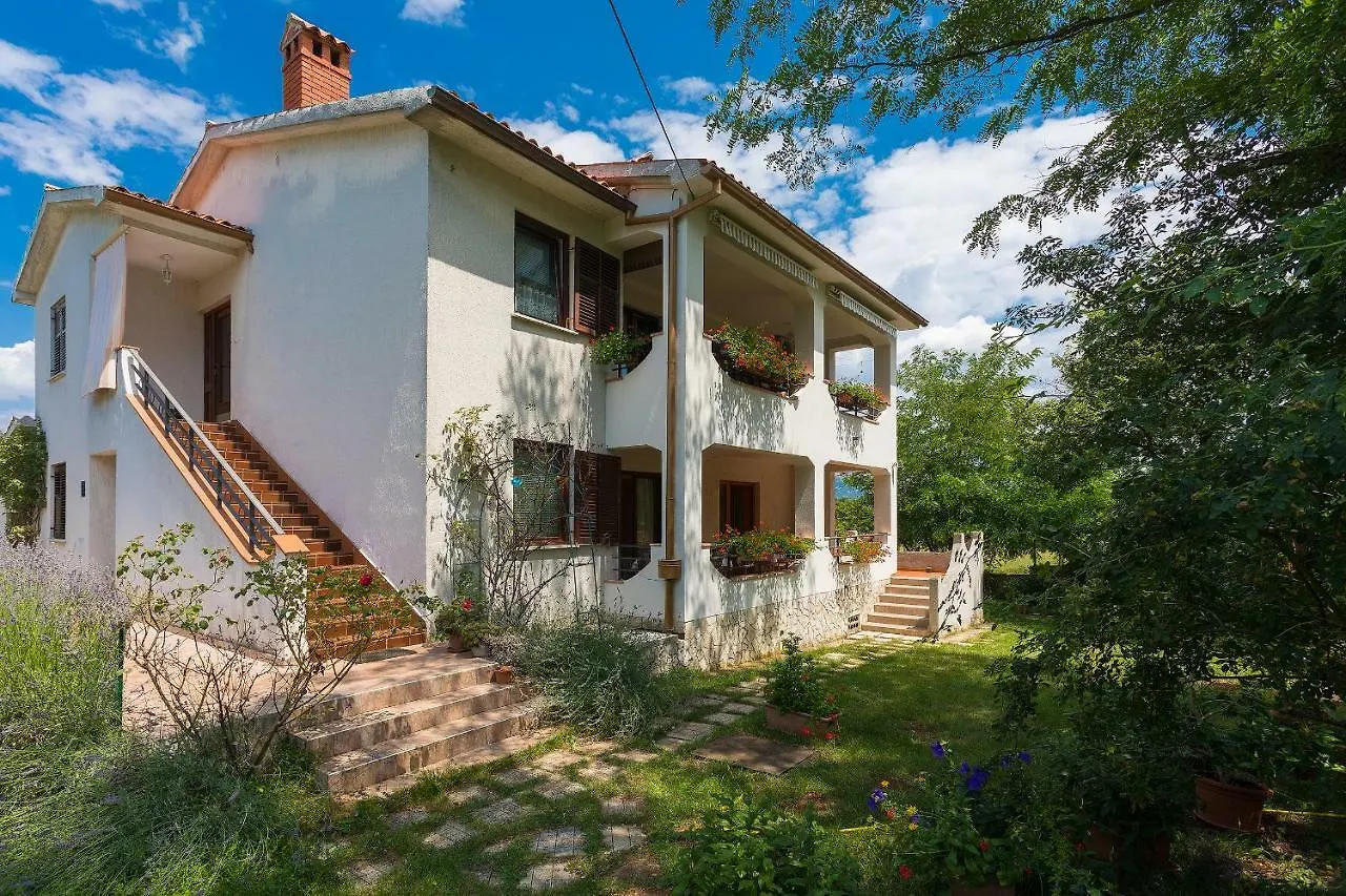 Apartments Valoda 0*, Nedescina